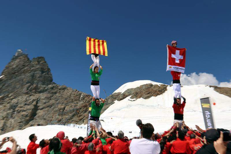 Aksi luar biasa kelompok castellers asal Barcelona dan Lausanne saat mendirikan menara manusia tertinggi di stasiun Jungfraujoch, Swiss, di hadapan gletser Aletsch.
