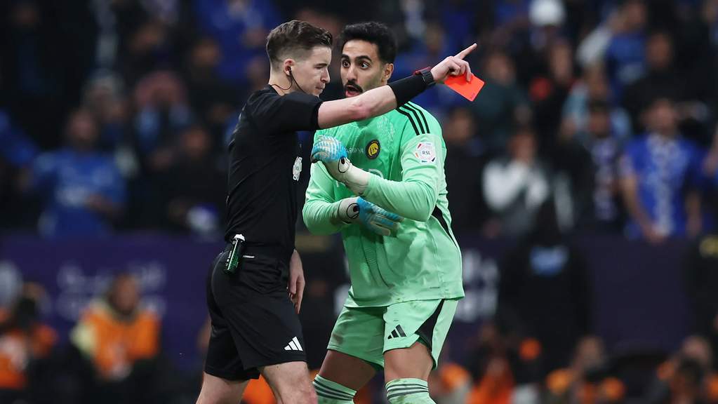 Kiper Al-Nassr Nawaf Al-Aqidi saat berada di lapangan dalam pertandingan Liga Pro Arab Saudi.