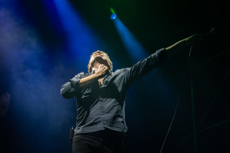 Aksi panggung band Suede dalam kemeriahan festival musik Cruïlla di Parc del Fòrum, Barcelona, diabadikan oleh fotografer Jordi Borràs.