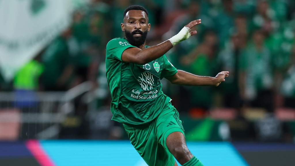 Penyerang Al Ahli Firas Al Buraikan sedang menggiring bola saat berlaga dalam pertandingan Liga Pro Arab Saudi.