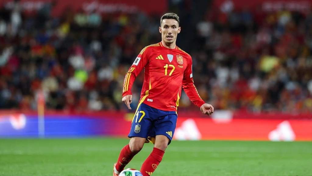 Pemain Timnas Spanyol Alejandro Grimaldo saat menjalani sesi latihan mengenakan jersey latihan resmi menjelang pertandingan internasional.