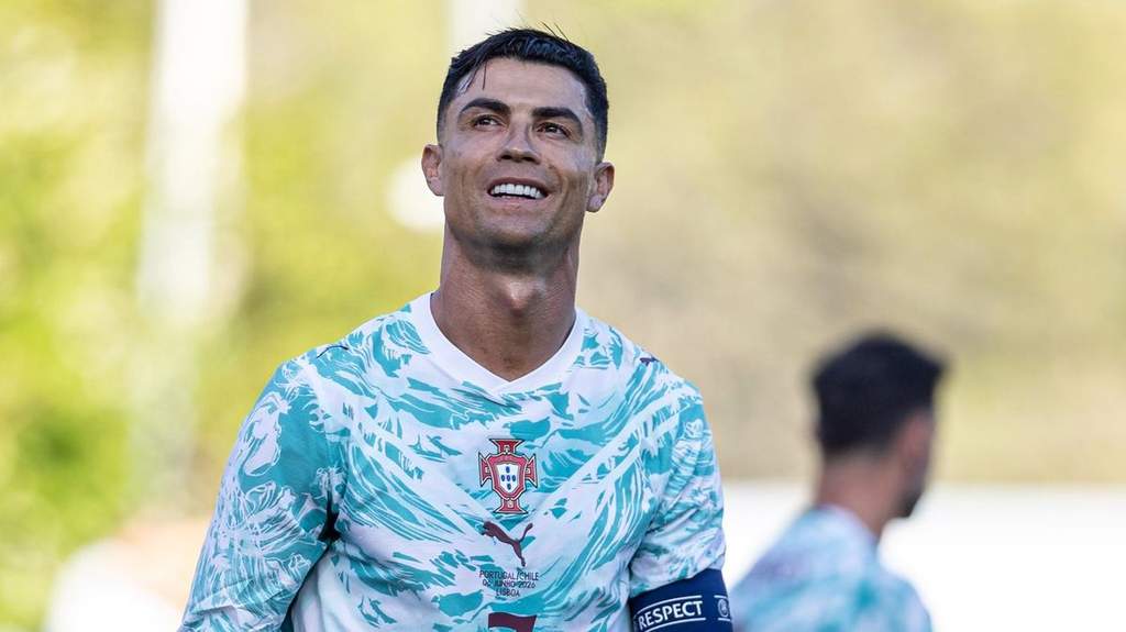 Cristiano Ronaldo tersenyum saat menjalani sesi latihan bersama tim nasional Portugal menjelang pertandingan Piala Dunia 2026.