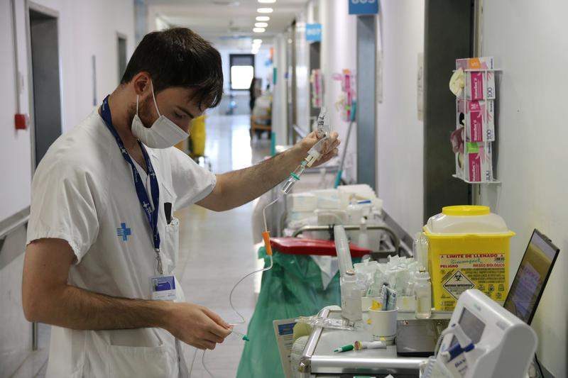 Gedung utama Rumah Sakit Universitas Vall d'Hebron di Barcelona, tempat dilakukannya prosedur transplantasi ginjal antar-pasien HIV pertama di Spanyol.