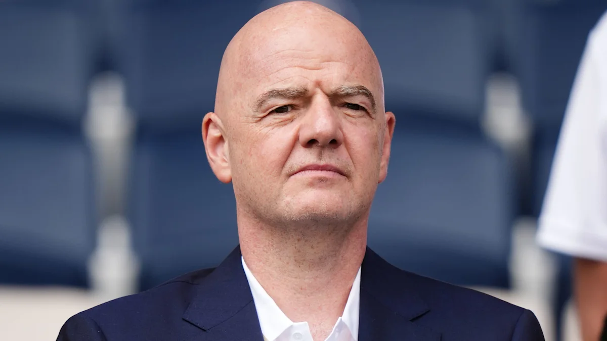 Presiden FIFA Gianni Infantino saat menyerahkan trofi Piala Dunia didampingi oleh pengurus federasi sepak bola internasional.