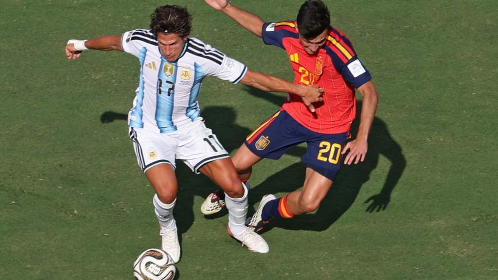 Pemain muda Atletico Madrid Giuliano Simeone menggiring bola saat membela tim nasional Argentina pada laga internasional.
