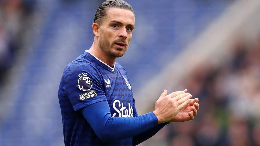 Pemain sayap Jack Grealish mengenakan jersey Manchester City saat bertanding di Etihad Stadium.