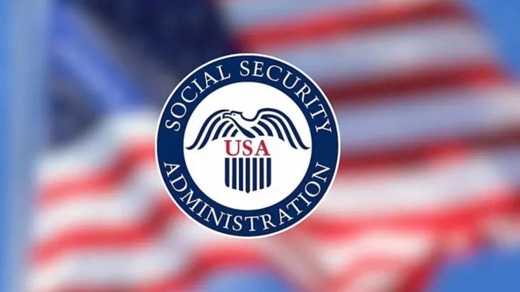 Dokumen federal Amerika Serikat mengenai jaminan sosial dengan kalkulator digital di atas meja kerja.