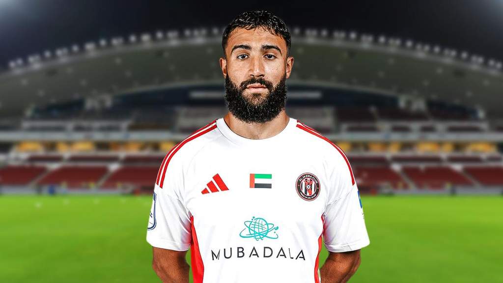 Gelandang serang asal Prancis Nabil Fekir saat beraksi mengolah bola di lapangan hijau.