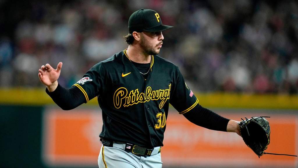 Paul Skenes mengenakan seragam Pittsburgh Pirates saat berada di atas gundukan pitcher, bersiap melempar bola dalam pertandingan MLB.