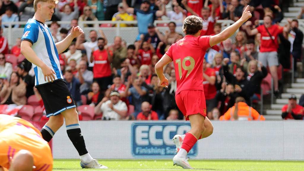 Aksi para pemain RCD Espanyol saat bertandang menghadapi Middlesbrough di Stadion Riverside dalam laga uji coba pramusim.
