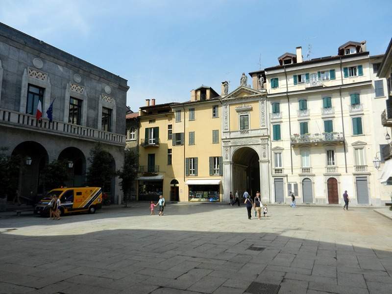 Pemandangan udara kota Varese di wilayah Lombardia, Italia, yang dikelilingi oleh kawasan hijau subur dan latar belakang pegunungan.