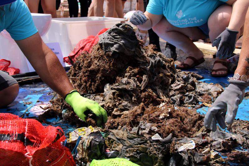 Sekelompok penyelam sukarela mengangkat tumpukan limbah tisu basah dari dasar laut di kawasan pantai Costa Brava.