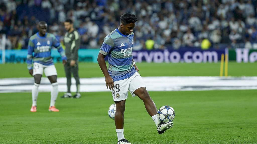 Striker muda asal Brasil Endrick mengenakan kostum Real Madrid saat berlatih di lapangan persiapan pra-musim.