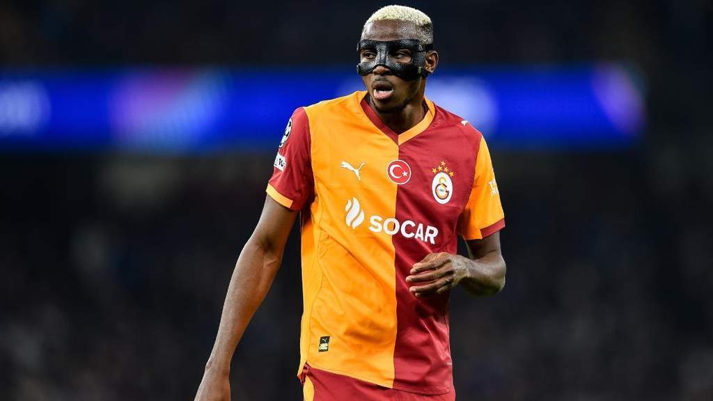 Penyerang asal Nigeria Victor Osimhen saat tampil membela Galatasaray di lapangan hijau dengan ekspresi penuh fokus.