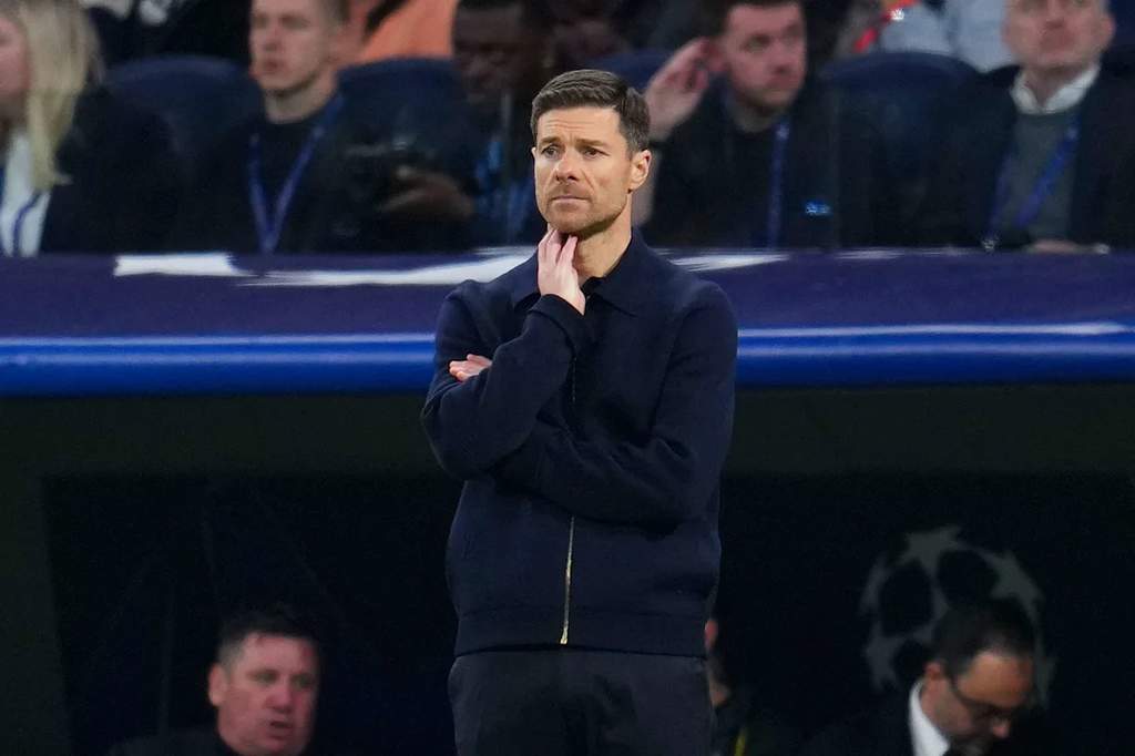 Potret Xabi Alonso saat mendampingi sesi latihan tim di pinggir lapangan dengan ekspresi serius.