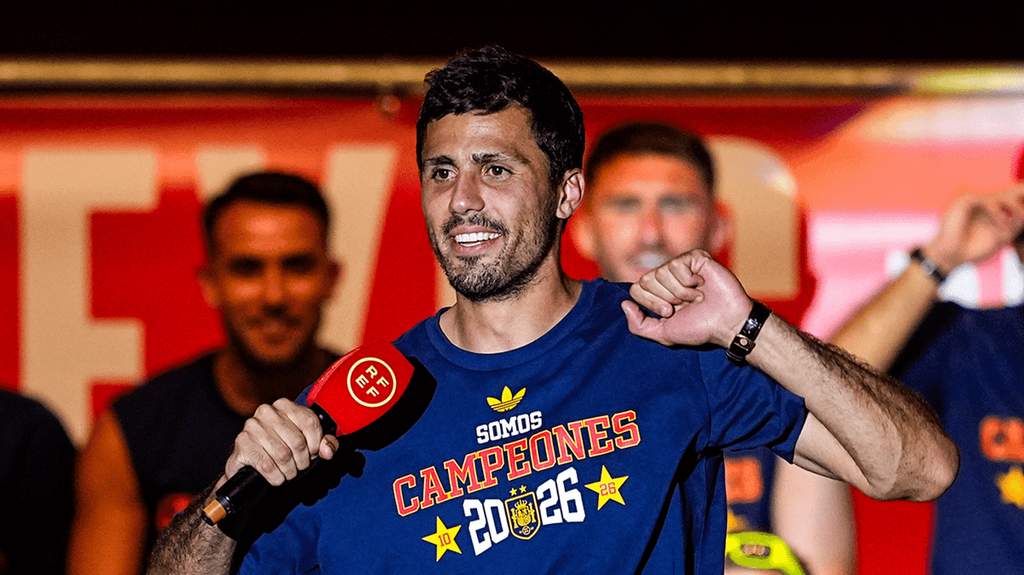 Gelandang Manchester City Rodri mengenakan seragam tim nasional Spanyol saat tampil di lapangan dalam sebuah pertandingan.