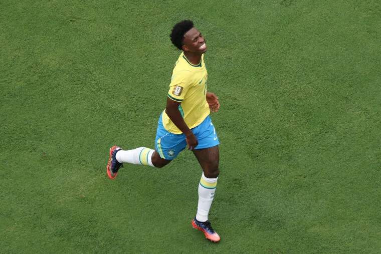 Pemain depan Real Madrid Vinicius Junior sedang melakukan selebrasi setelah mencetak gol di Stadion Santiago Bernabeu, Madrid.