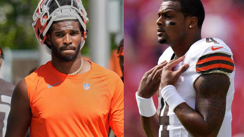 Shedeur Sanders sedang berlatih di lapangan latihan Cleveland Browns mengenakan jersey latihan lengkap dan helm tim.