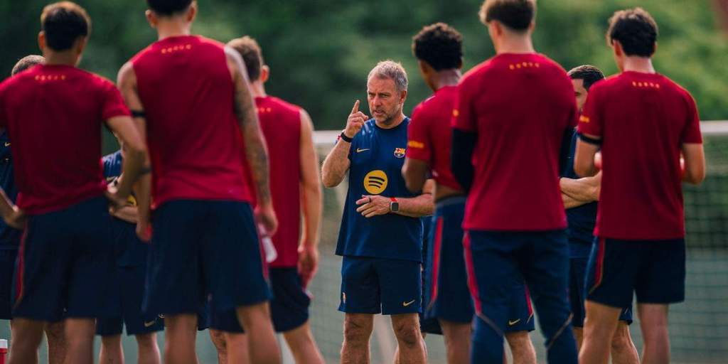Suasana sesi latihan skuad Barcelona di fasilitas latihan Saint George's Park, Inggris, jelang persiapan menghadapi kompetisi musim baru.