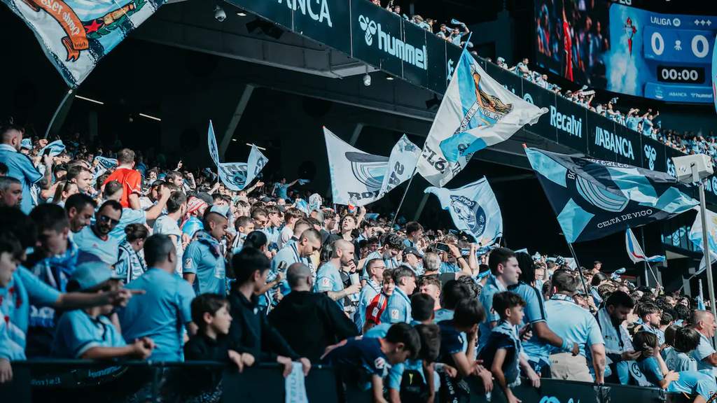 Tampak suporter memadati tribun Stadion Abanca Balaídos di Vigo saat pertandingan LaLiga berlangsung dengan sorak sorai meriah.