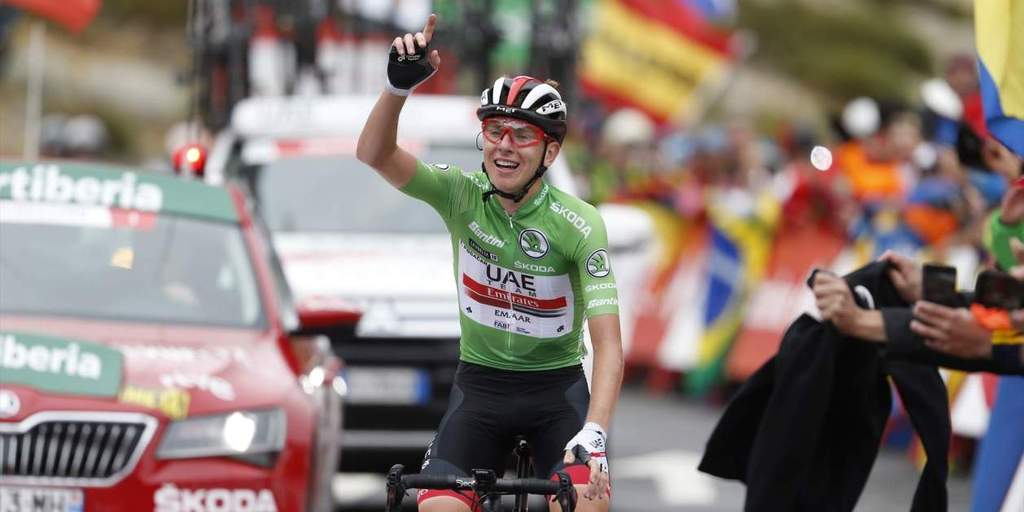 Pebalap sepeda andalan UAE Team Emirates Tadej Pogacar saat mengenakan jersey kuning usai meraih kemenangan dalam ajang balap sepeda internasional.