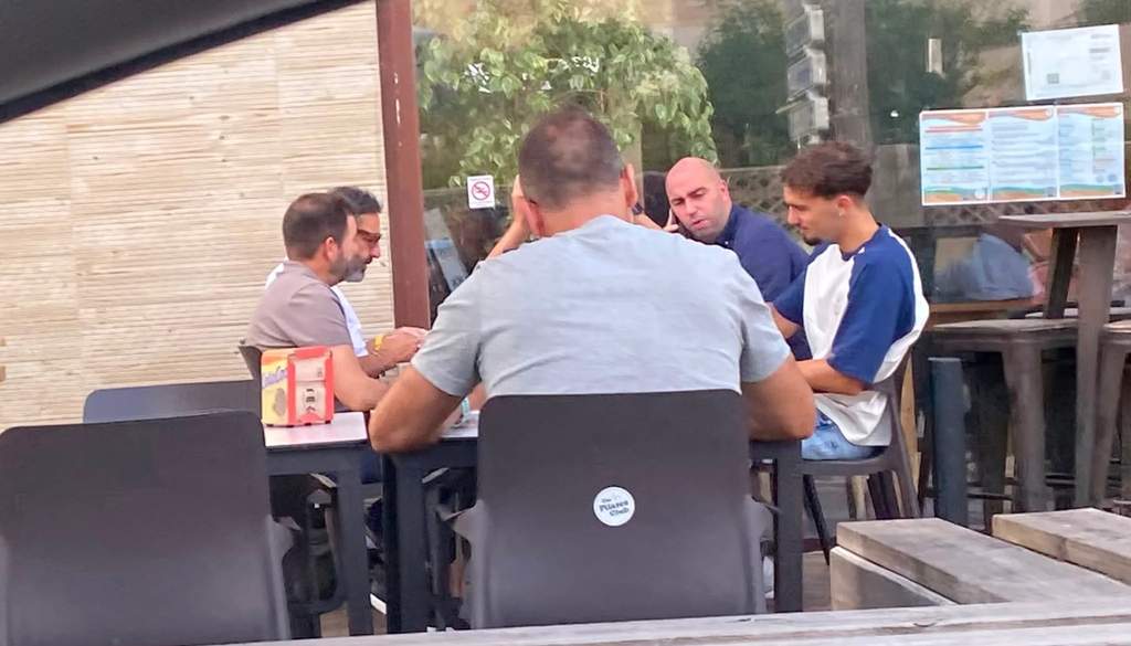 Tiga pemain baru Espanyol sedang menjalani sesi latihan pramusim di bawah arahan pelatih Manolo González dengan mengenakan jersey latihan klub.