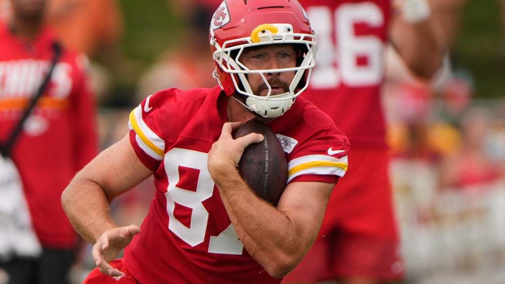 Potret Travis Kelce mengenakan seragam Kansas City Chiefs di lapangan saat bersiap menghadapi pertandingan NFL.