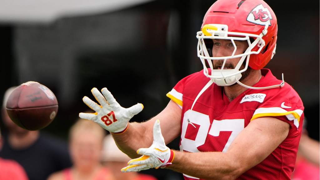 Travis Kelce saat mengikuti sesi latihan bersama tim Kansas City Chiefs tanpa menggunakan pelindung bahu.