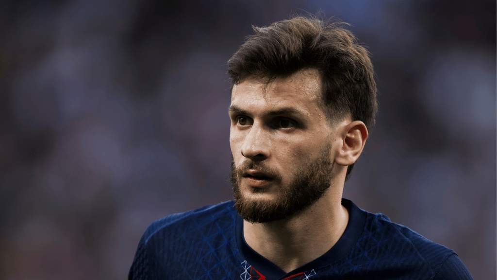 Kolase foto penyerang PSG Khvicha Kvaratskhelia dan penyerang Real Madrid Vinicius Junior yang dihubungkan dengan bursa transfer musim panas.