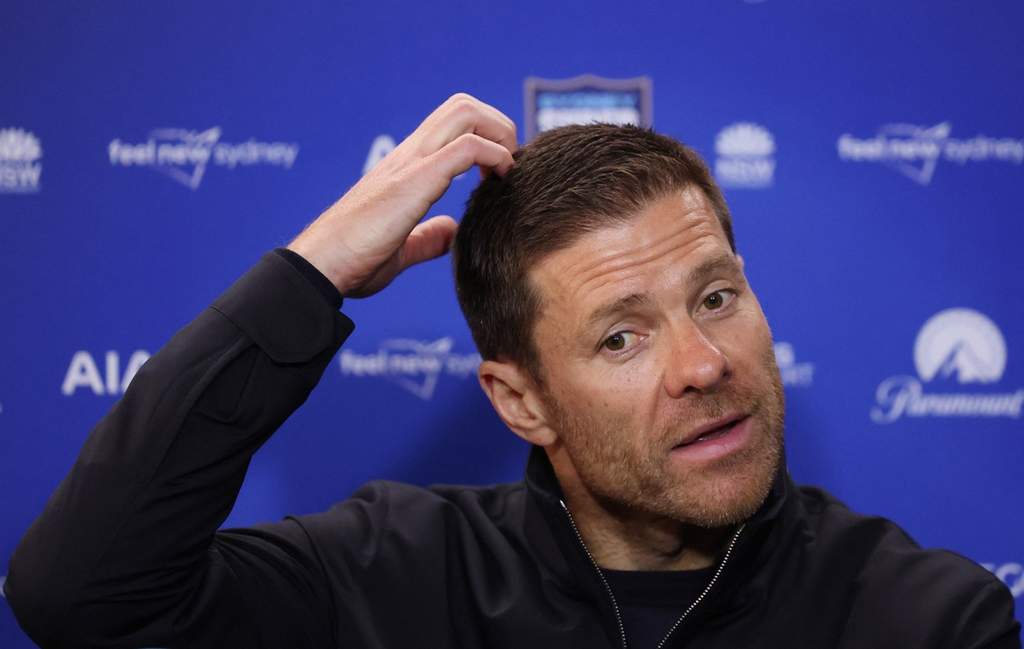 Manajer Chelsea Xabi Alonso memantau sesi latihan pramusim di pusat latihan Cobham dengan kehadiran puluhan pemain skuad utama.